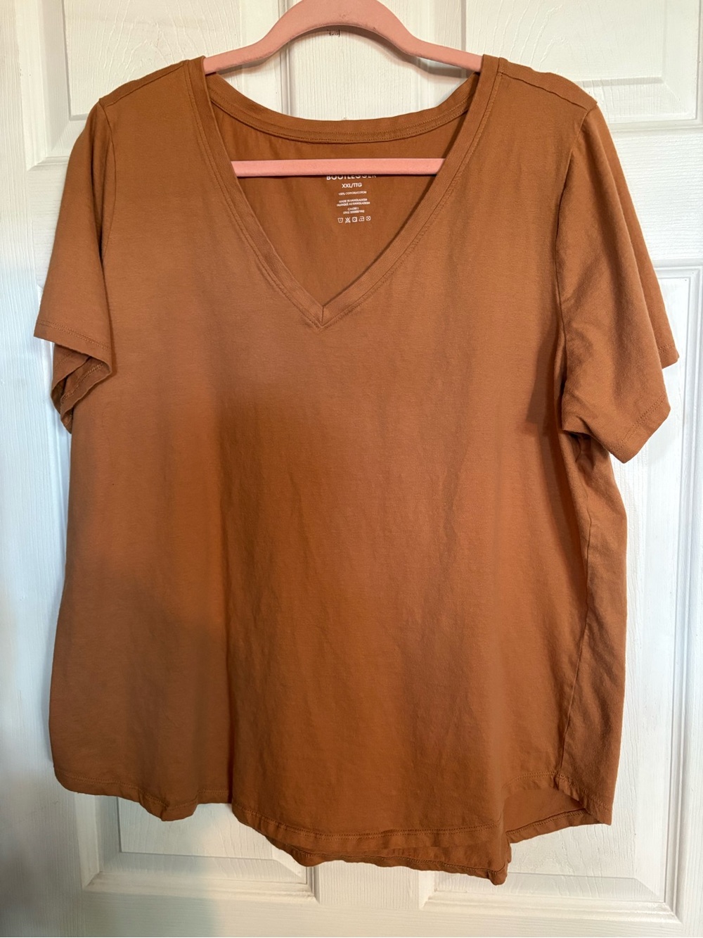 Everyday V-Neck Short Sleeve Tee in Rust Brown